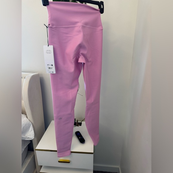 ALO Yoga HIGH-WAIST AIRLIFT LEGGING - Candy Heart Pink - Picture 6 of 9